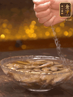 鮮活蟶子反復(fù)沖洗干凈，水中加鹽、芝麻香油浸泡30分鐘吐沙