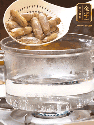 煮一鍋沸水，下蟶子汆燙30秒，撈出浸入冰水，取出蟶子肉