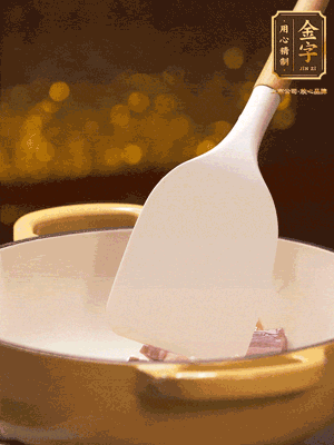 油溫7成熱，下蒜末、咸肉略微煸炒，再下絲瓜