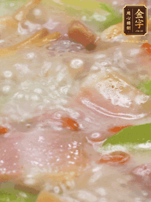 最后下蟶子，一點(diǎn)白胡椒調(diào)味，煮到白色湯汁出來。撒點(diǎn)枸杞點(diǎn)綴