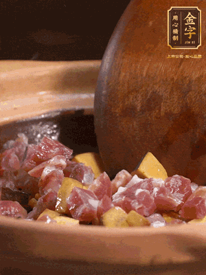 熱油下蒜片，倒入香腸丁、牛肝菌丁翻炒出香味