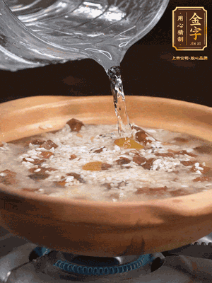 再倒入泡了30分鐘的大米翻拌均勻，加水稍微沒過（米水比例1:1），中火燜煮，到冒大泡，大致5分鐘