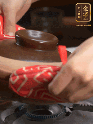 中火調(diào)成小火，鋪上香腸蓋蓋燜5分鐘。不斷轉(zhuǎn)動瓦煲，讓側(cè)壁的飯形成飯焦