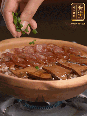 最后鋪上牛肝菌，爭分奪秒地倒上醬汁，撒點小蔥花