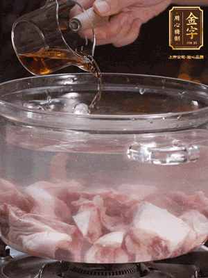 老鴨切塊，鍋里水煮開，鴨肉加姜片、料酒焯水