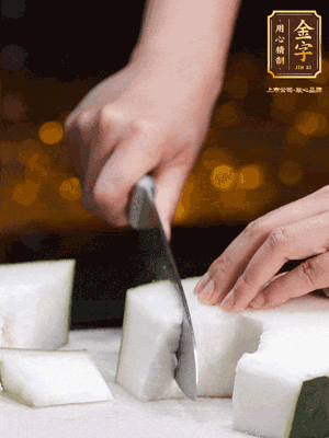 薏米提前浸泡好。冬瓜帶皮洗凈切塊