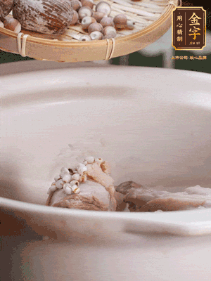 焯好水洗凈的鴨肉、薏米、芡實、蜜棗+適量水煲1小時