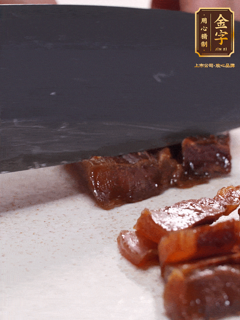 金字臘肉水煮10分鐘，切片