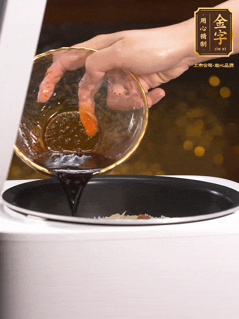 煮好后，淋上醬汁：2勺生抽、1勺老抽、1勺蠔油、半勺白糖、半勺香油、1勺水