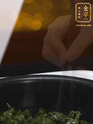 煮飯鍵開煮，根據(jù)個人口味加鹽