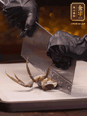 用刷子刷干凈六月黃，一斬二。把蟹蓋、蟹胃拿出來。