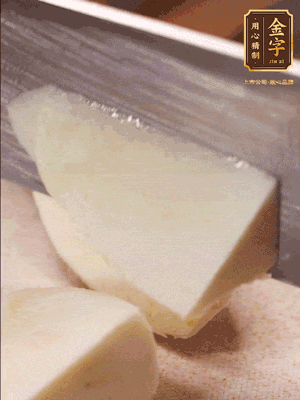 茭白去殼，底部一層老皮刨掉，切成滾刀塊