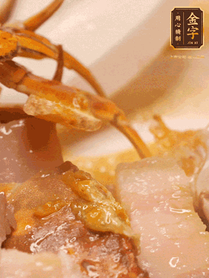 顏色變紅時，放蔥結、姜片煸香，再放咸肉、茭白、毛豆翻炒