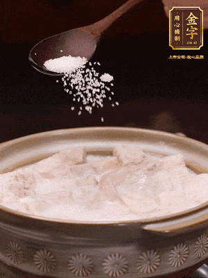 大火后改小火炆8分鐘左右，再加味精、精鹽，繼續(xù)炆至芋頭入味