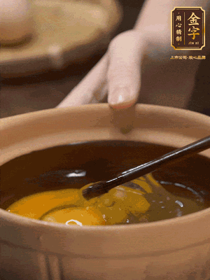 雞蛋打入砂鍋，充分打勻，1.5倍的溫水加一勺鹽，倒入蛋液中，攪拌均勻后用勺子舀去表面浮沫