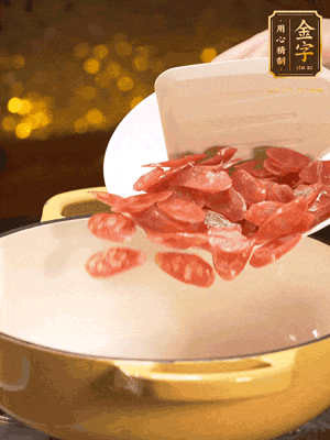 鍋里放油，香腸煸炒出多余的油脂，然后放小米辣