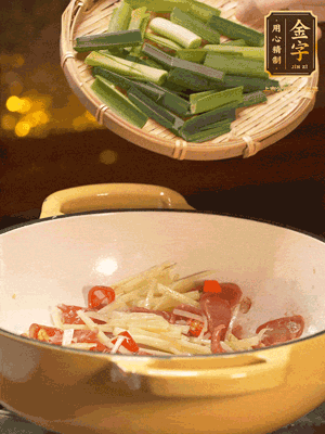 接著放蒜葉，來一點鹽，一點醬油調(diào)味翻勻