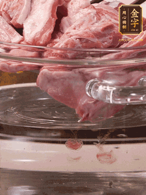 羊排清水洗凈，冷水浸泡30分鐘-2個(gè)小時(shí)，去除血沫。冷水下鍋，小火加熱析出血水后洗凈備用