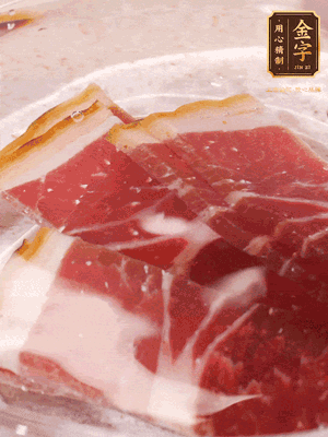 金字火腿切片，溫水浸泡5分鐘