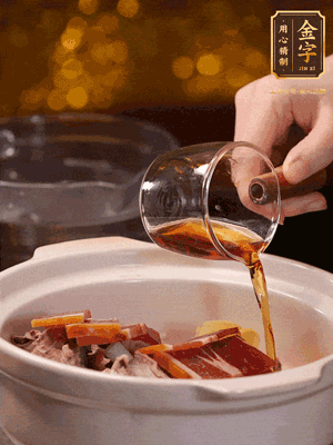 羊排、火腿、姜片一起入砂鍋，大火煮到沸騰