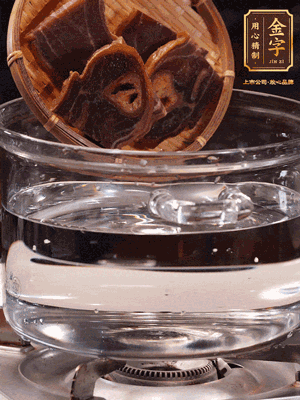 火腿蹄片，冷水下鍋，加蔥姜、料酒焯水