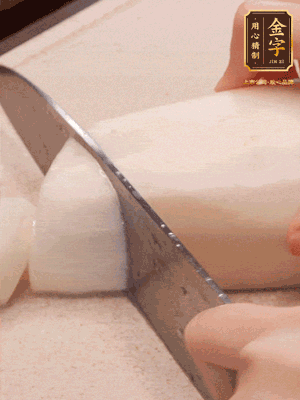 蘿卜削皮，切成滾刀塊