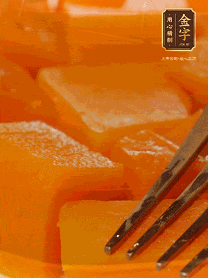 南瓜去皮，一半切塊備用，一半切塊蒸熟，碾成泥