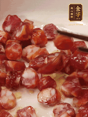 砂鍋熱油，下姜絲、香腸煸香