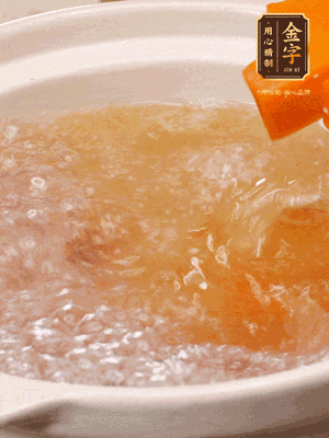 倒入開水、南瓜塊、南瓜泥中火煮5分鐘