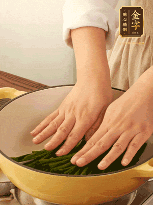 小蔥鋪在底部，放上生姜