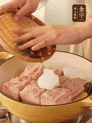 五花肉皮朝下，桂皮、八角、香葉、冰糖、生抽、花雕酒