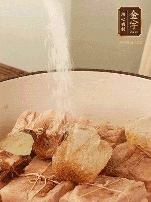 加水沒過，大火煮開轉(zhuǎn)小火慢燉2小時，煮到收汁