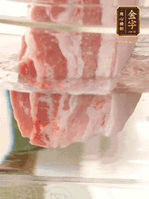 大塊豬五花冷水下鍋，蔥、姜、花雕酒焯水