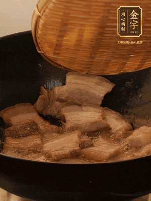 鍋中少油，翻炒五花肉