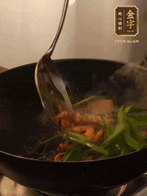 黃豆醬、鹽、糖調(diào)味，淋一圈花雕酒，蒜白先下，蒜葉后下