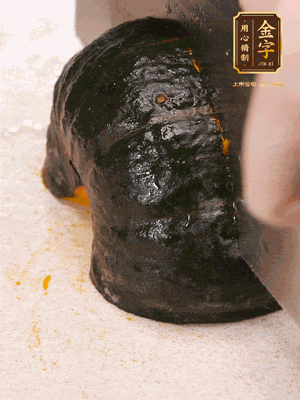 貝貝南瓜去皮，切成小塊。姜切絲