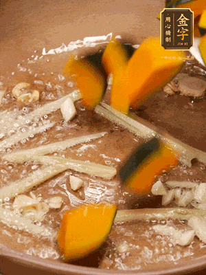 砂鍋倒一層底油，蒜粒、姜絲炒香后，再下南瓜翻炒30秒