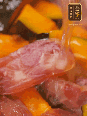 下香腸，倒沒過南瓜的水，加1/2勺鹽、1/2勺白糖、1勺蠔油燜8分鐘