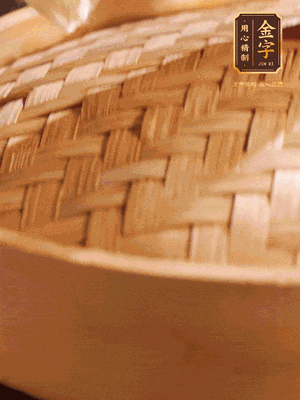 將香腸、醬油肉、臘肉放入蒸容蒸20分鐘