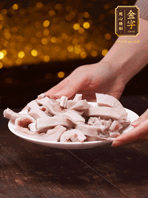 豬肚冷水下鍋，姜蔥料酒去腥，水開煮5分鐘，撈出，切小塊。