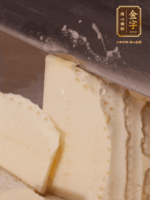 冬筍去殼切片，水開后煮2分鐘焯水
