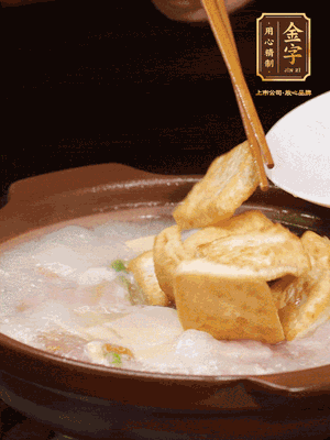 倒入開水大火煮開，轉(zhuǎn)中小火放咸肉，放一點(diǎn)點(diǎn)糖、味精慢燉10分鐘
