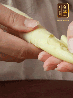 春筍沿著外皮豎著淺劃一刀，剝下外殼，切掉尾部的老根，切滾刀塊。（這個時候的春筍最為鮮嫩脆爽，不需要焯水去除澀味）
