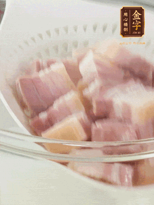 金字淡咸肉、排骨分別加料酒、蔥、姜冷水下鍋焯水，水開撇去浮沫撈出。