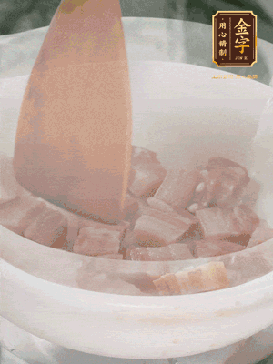 砂鍋內(nèi)咸肉微微煸出香味，再倒入開水。放排骨滾開后轉(zhuǎn)中小火篤30分鐘。（水盡量一次加足，以免中途加水沖淡鮮味。這一步是湯底濃白的關(guān)鍵）