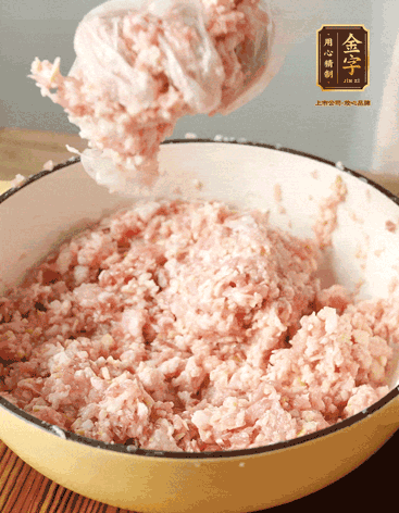 肉丁、咸肉丁、一丟丟鹽、料酒拌勻，反復(fù)摔打上勁。接著加入1兩蔥姜水，反復(fù)拌勻摔打上勁。前后共加3遍。3遍后筍丁，接著反復(fù)摔打上勁。最后加入1個(gè)蛋清、3茶匙生粉拌勻摔打上勁