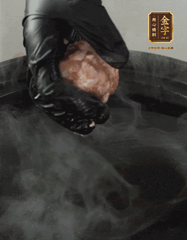 獅子頭摔打至圓潤牢固，等水煮開后，放獅子頭