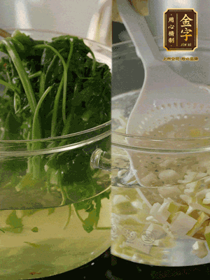 春筍切丁焯水；薺菜加鹽焯水，過涼水后切成細末