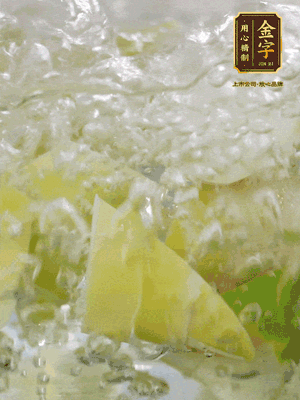 春筍沿著外皮豎著淺劃一刀，剝下外殼，切掉尾部的老根，切滾刀塊。簡單焯水去澀味。