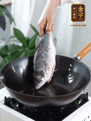 熱油，加1大勺豬油、姜片，再下鱸魚，煎至定型后翻面。（加點豬油，燉出的魚湯更容易變?yōu)榍逅哪贪咨?。?>
					</div>
					<span>步驟 3/6</span>
					<p>熱油，加1大勺豬油、姜片，再下鱸魚，煎至定型后翻面。（加點豬油，燉出的魚湯更容易變?yōu)榍逅哪贪咨?。?/p>
				</li><li>
					<div   id=